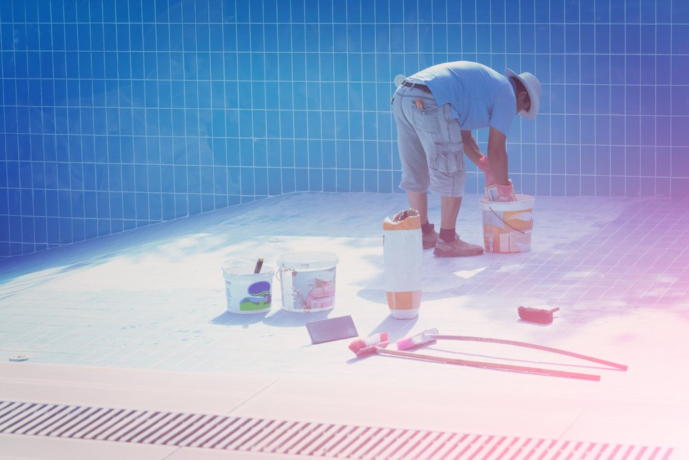 Man,in,a,hat,put,the,tiles,on,the,bottom