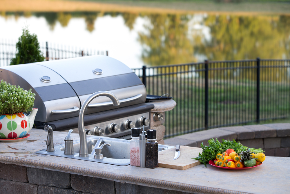 Preparing,a,healthy,summer,meal,in,an,outdoor,kitchen,with